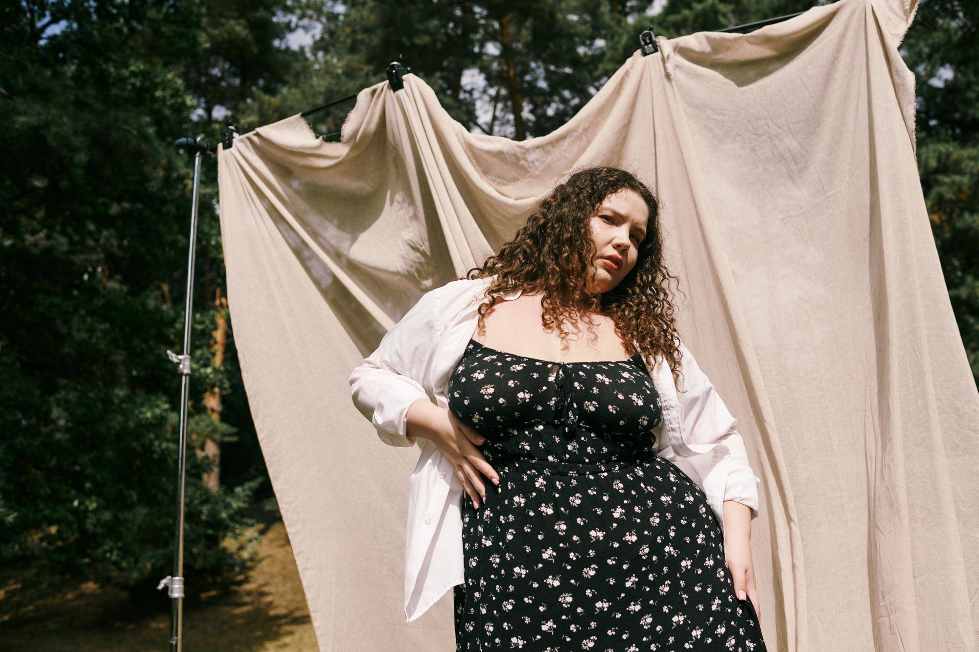 Sukienki plus size które podkreślają kobiecą sylwetkę